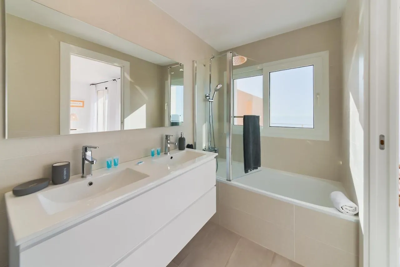 Holidays2Fuengirola Duplex With Stunning Sea View, Terraces,1St Line Beside Port 0*, 丰希罗拉